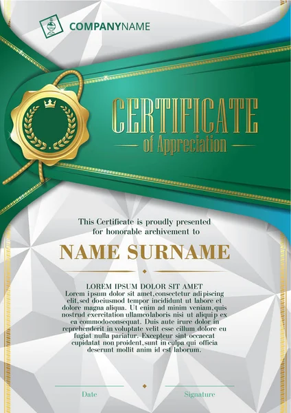 Altın rozet ve yeşil üçgen arka plan ile takdir sertifika şablonu — Stok Vektör