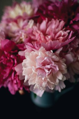 Pembe peony çiçek buketi 