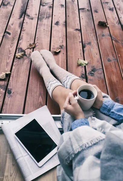 Женщина с чашкой кофе, планшетный компьютер и бумажный журнал — стоковое фото
