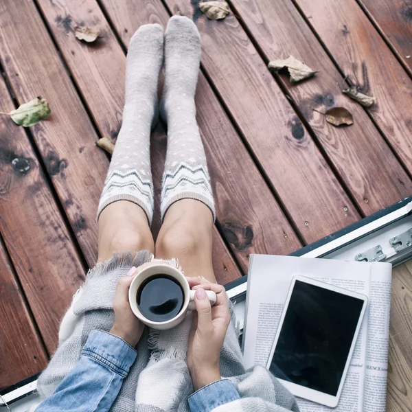 Mulher com xícara de café, tablet e revista de papel — Fotografia de Stock