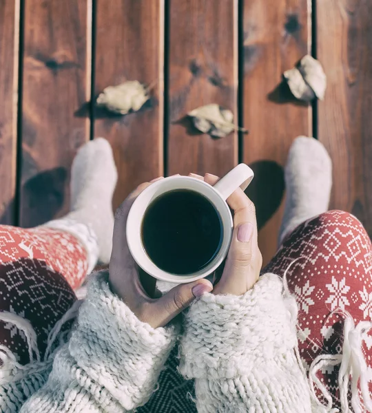 Mujer sosteniendo taza de café — Foto de Stock