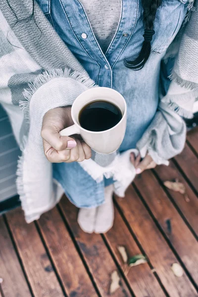 Mulher segurando xícara de café. — Fotografia de Stock