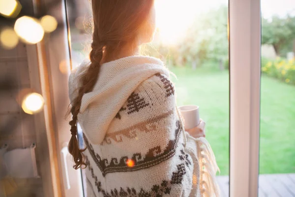Nachdenkliche Junge Brünette Frau Mit Nordischem Print Poncho Die Aus Stockfoto