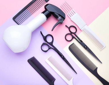 Şık profesyonel berber makas ve tarak, kuaför salonu konsepti, kuaför aletleri seti. Saç kesimi aksesuarları