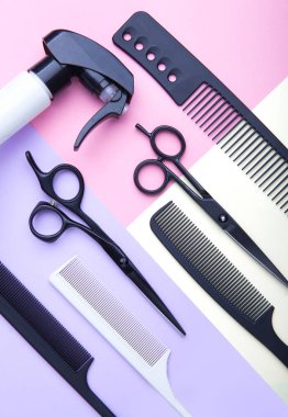 Şık profesyonel berber makas ve tarak, kuaför salonu konsepti, kuaför aletleri seti. Saç kesimi aksesuarları