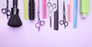 Şık profesyonel berber makas ve tarak, kuaför salonu konsepti, kuaför aletleri seti. Saç kesimi aksesuarları