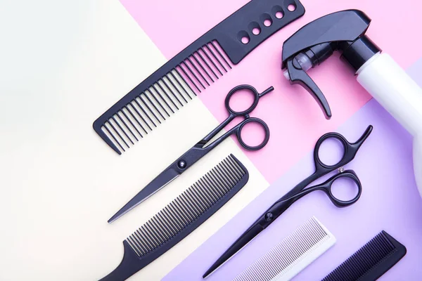时尚的专业理发师剪子和梳子 理发师沙龙概念 理发工具集 理发附件 — 图库照片