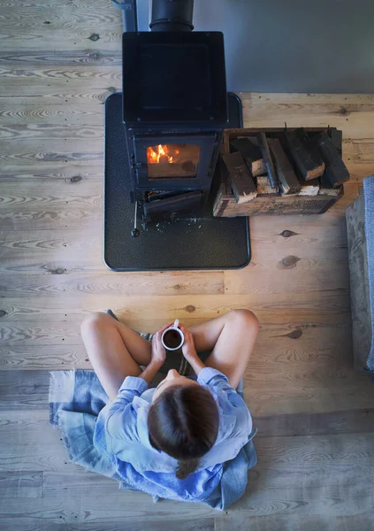 Junge Frau Mit Einer Tasse Kaffee Hause Kamin Stehend Innenraum Stockbild