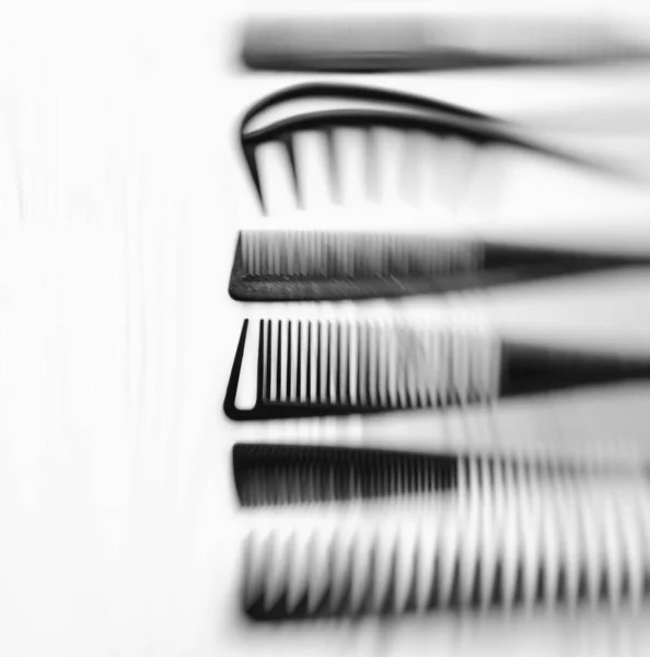 Stilvolle Professionelle Friseurkämme Friseursalon Konzept Friseur Werkzeug Set Haarschnitt Accessoires lizenzfreie Stockfotos