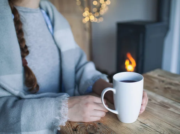 Junge Brünette Frau Sitzt Kamin Einer Holzhütte Stockbild