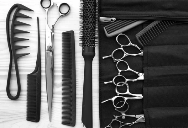 Stijlvolle Professionele Kapper Schaar Kammen Kapsalon Concept Kappersgereedschap Set Accessoires Rechtenvrije Stockafbeeldingen