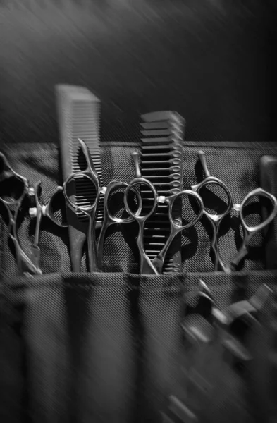 Stilvolle Professionelle Friseurscheren Und Kämme Friseursalon Konzept Friseur Werkzeug Set lizenzfreie Stockbilder