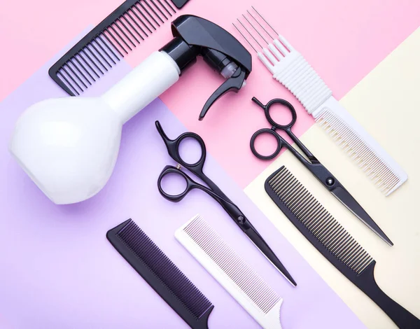 Stilvolle Professionelle Friseurscheren Und Kämme Friseursalon Konzept Friseur Werkzeug Set lizenzfreie Stockbilder