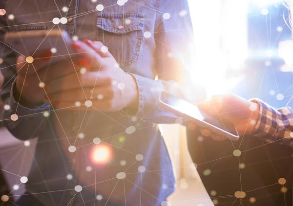 Dezentralisiertes Finance Banking Social Media Datenverteilungskonzept Menschen Mit Smartphones Und lizenzfreie Stockbilder