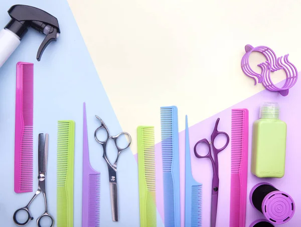 时尚的专业理发师剪子和梳子 理发师沙龙概念 理发工具集 理发附件 图库照片