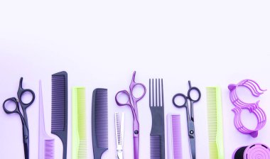Şık profesyonel berber makas ve tarak, kuaför salonu konsepti, kuaför aletleri seti. Saç kesimi aksesuarları