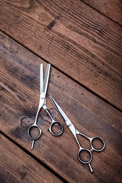 Stylish Professional Barber Scissors Vintage Wooden Table Hairdresser Salon Concept — Stok fotoğraf