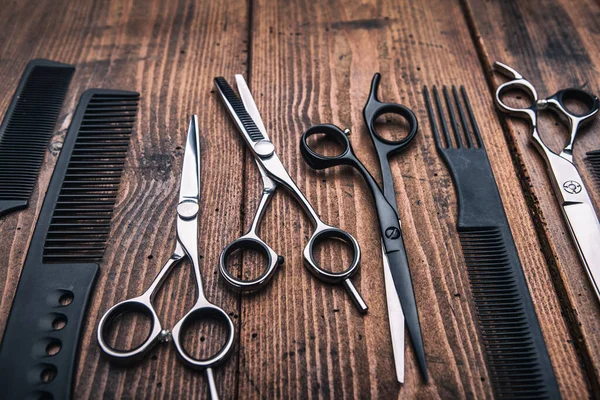 Stylish Professional Barber Scissors Vintage Wooden Table Hairdresser Salon Concept — ストック写真