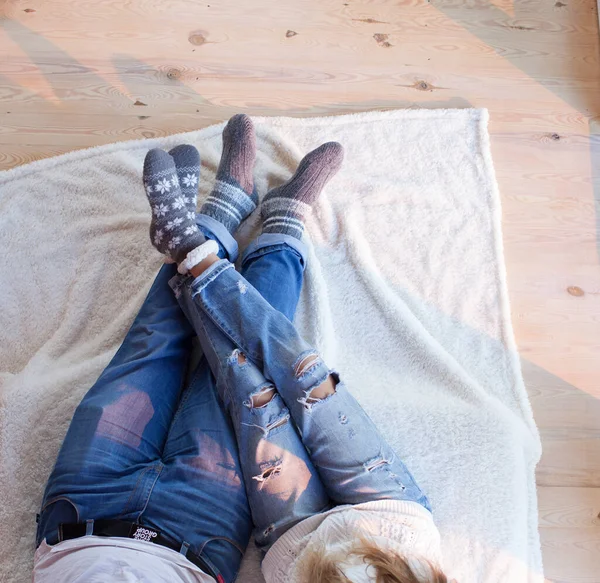 Casal Apaixonado Vestindo Jeans Angustiados Meias Grossas Sentadas Chão — Fotografia de Stock