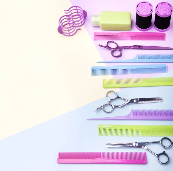 Stilvolle Professionelle Friseurscheren Und Kämme Friseursalon Konzept Friseur Werkzeug Set lizenzfreie Stockbilder