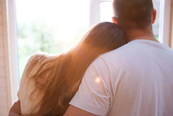 Ein Verliebtes Paar Umarmt Freundin Und Freund Stehen Hause Fenster Stockbild
