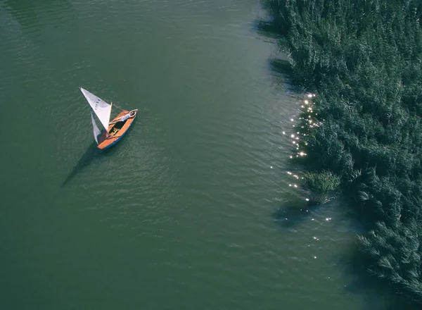 Vista Aérea Una Mujer Velero Vista Panorámica Paisaje Del Lago Fotos De Stock Sin Royalties Gratis