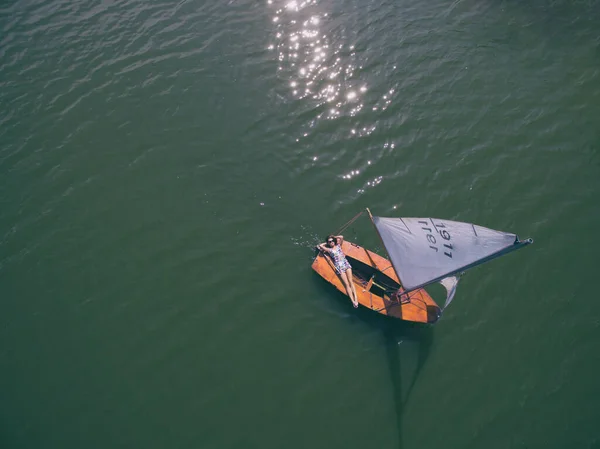 Luftaufnahme Einer Frau Segelboot Draufsicht Auf Eine Seenlandschaft lizenzfreie Stockbilder