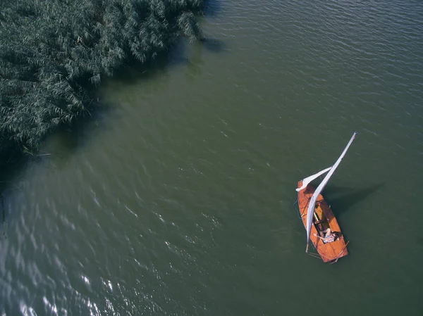 Luftaufnahme Einer Frau Segelboot Draufsicht Auf Eine Seenlandschaft Stockfoto