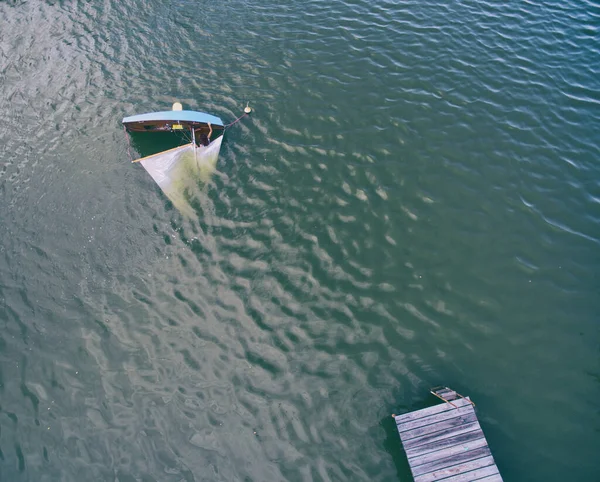 Luftaufnahme Einer Frau Segelboot Draufsicht Auf Eine Seenlandschaft lizenzfreie Stockbilder