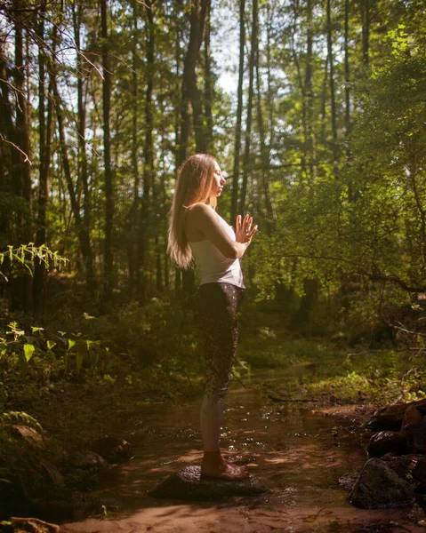 Kvinna Skogen Stående Bäcken Rock Praktiserande Yoga Välbefinnande Och Välbefinnande Stockfoto