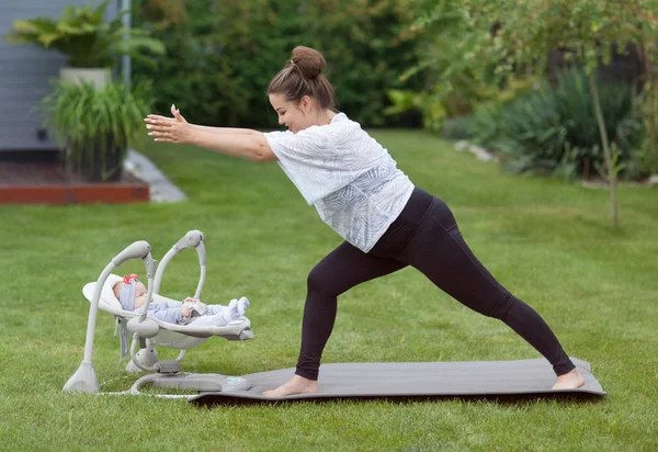 Joven Madre Sonriente Feliz Haciendo Ejercicio Yoga Fitness Jardín Estilo — Foto de Stock