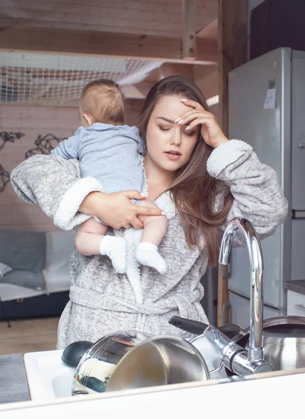 Junge Schöne Müde Sterssed Erschöpfte Mutter Mit Baby Mädchen Kind Stockfoto