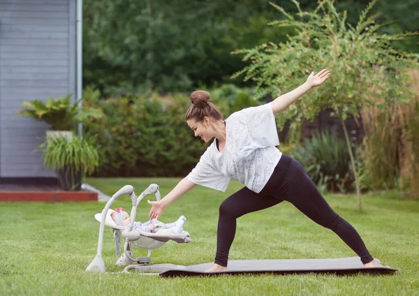 Young Happy Smiling Mother Excercising Fitness Yoga Garden Healthy Lifestyle ロイヤリティフリーのストック画像