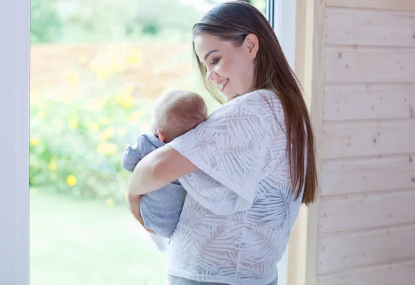 Porträt Einer Jungen Glücklich Lächelnden Mutter Mit Ihrer Drei Monate Stockbild