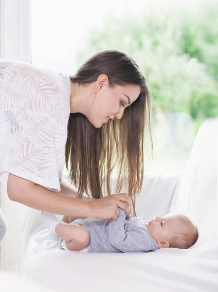 Porträt Einer Jungen Glücklich Lächelnden Mutter Mit Ihrer Drei Monate lizenzfreie Stockfotos