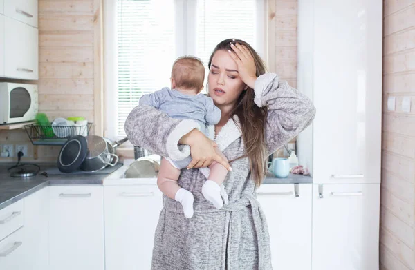 Junge Schöne Müde Sterssed Erschöpfte Mutter Mit Baby Mädchen Kind Stockbild