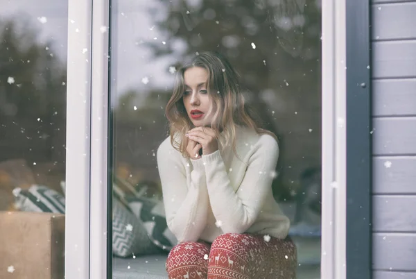 Snowflakes Window Young Beautiful Blonde Woman Red Lips Sitting Home 免版税图库照片