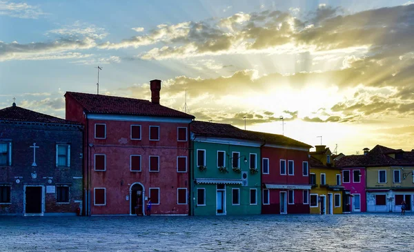 Rue avec maisons colorées, rouge, jaune, vert, coucher de soleil doré . — Photo