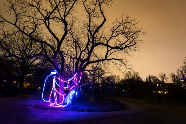 Büyük kasvetli bir ağaç..