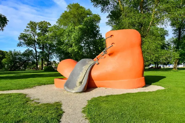 Sculpture installation of a large orange boot. — 스톡 사진