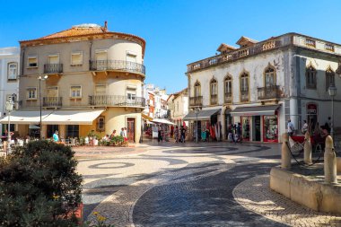 Şehrin meydanı Portekiz cephesiyle çevrili.