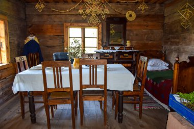 Eski ahşap bir evde bir oda..