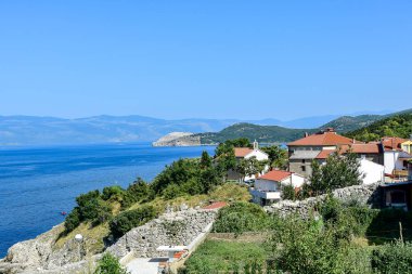 Şehrin panoraması, beyaz ve bej evler.