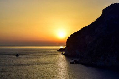 Günbatımı, sarı-turuncu gökyüzü.