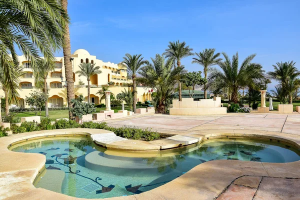 Taba Heights hotel, a yellow building. — Stock Photo, Image