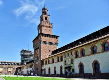 Sforza Kalesi, kahverengi tuğla kuleleri olan bir yapı.
