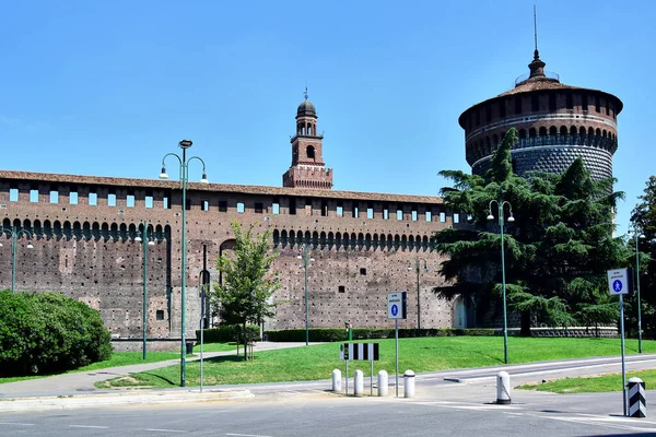 Sforza Şatosu, dışarıdan kale duvarlarını görüyor. 