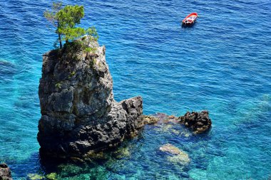 La grotta plajı, zümrüt renkli suyu olan küçük bir koy..
