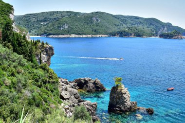 La grotta plajı, zümrüt yeşili suyu olan küçük bir koy. .