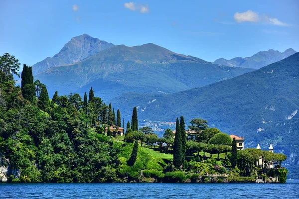 Lago di Como, verdi montagne alpine ricoperte di alberi, una villa e — Foto Stock